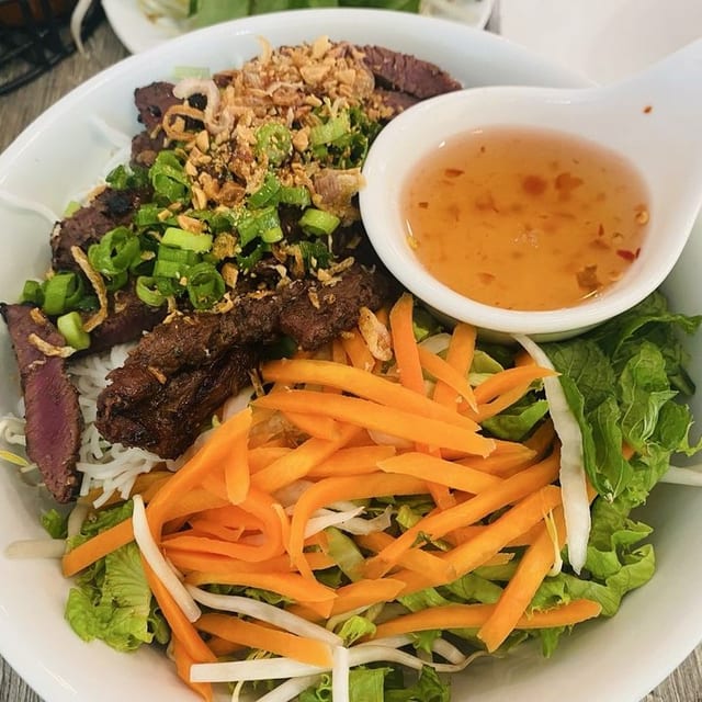 G7. Beef Stir Fried Lemongrass with Vermicelli.